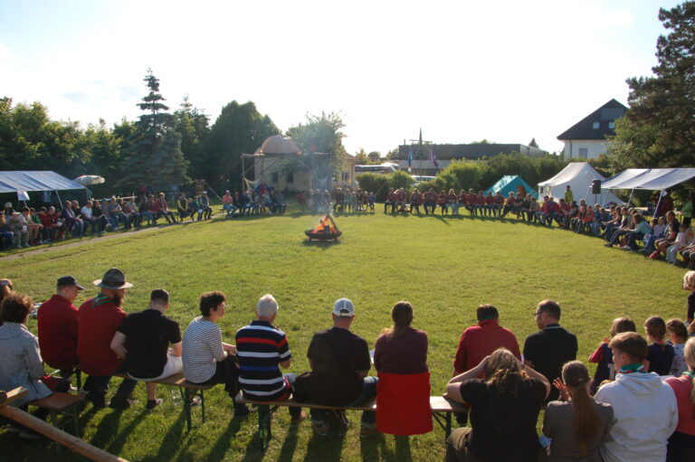 Zeltplatz mit Lagerfeuer