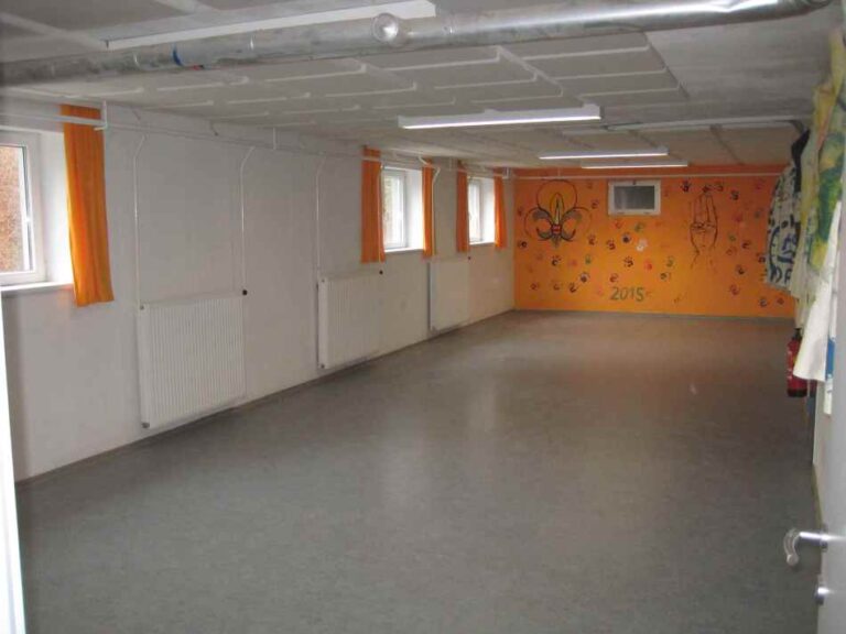 Turn- oder Schlafraum im Keller (60 m²)